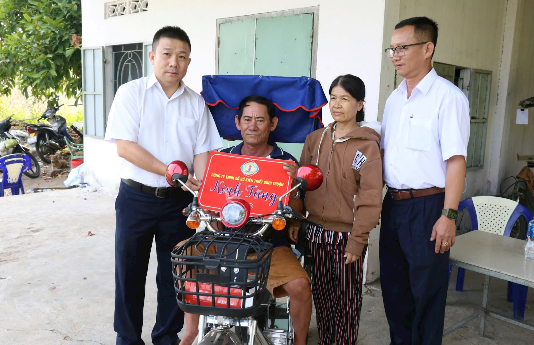 Tặng xe lăn điện cho người tàn tật bán vé số