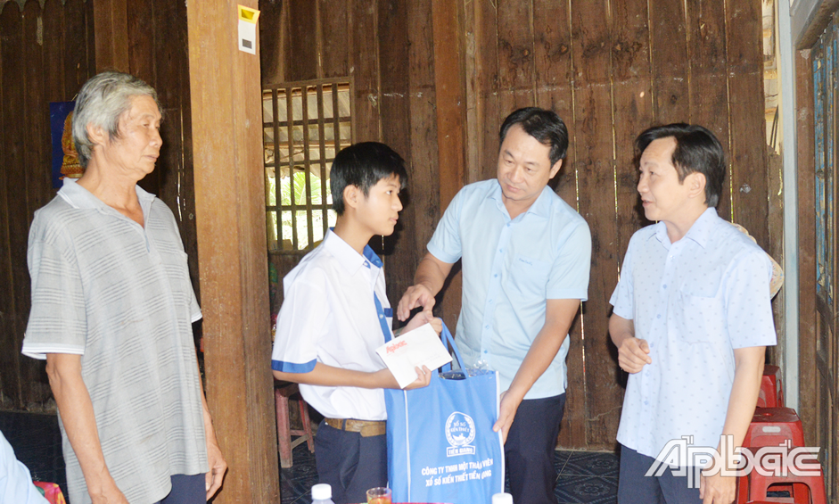 Trao học bổng học sinh nghèo hiếu học