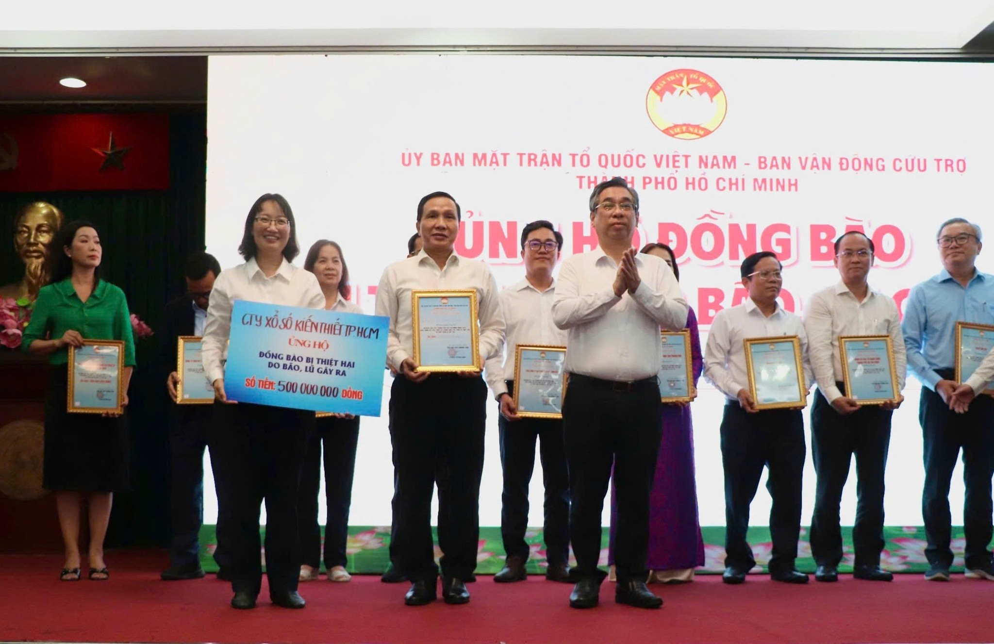 Ủng hộ 500 triệu đồng giúp người dân khắc phục thiệt hại sao bão, lũ gây ra