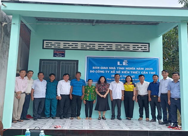 XSKT Cần Thơ trao tặng hai căn nhà tình nghĩa cho gia đình có công